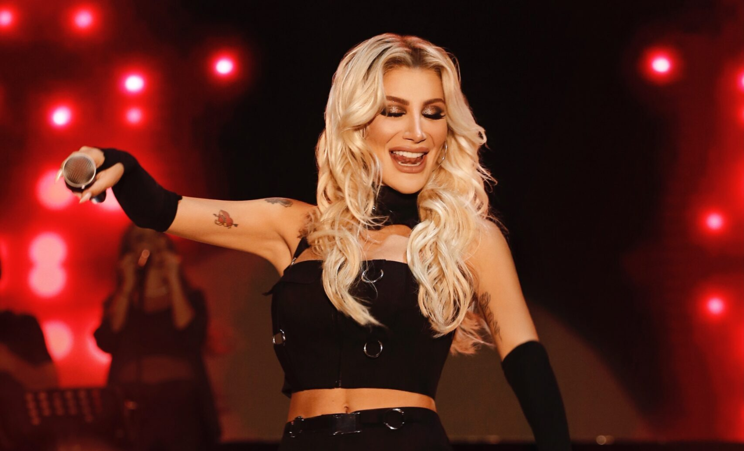 İrem Derici yine hastanelik oldu, başına 10 dikiş atıldı